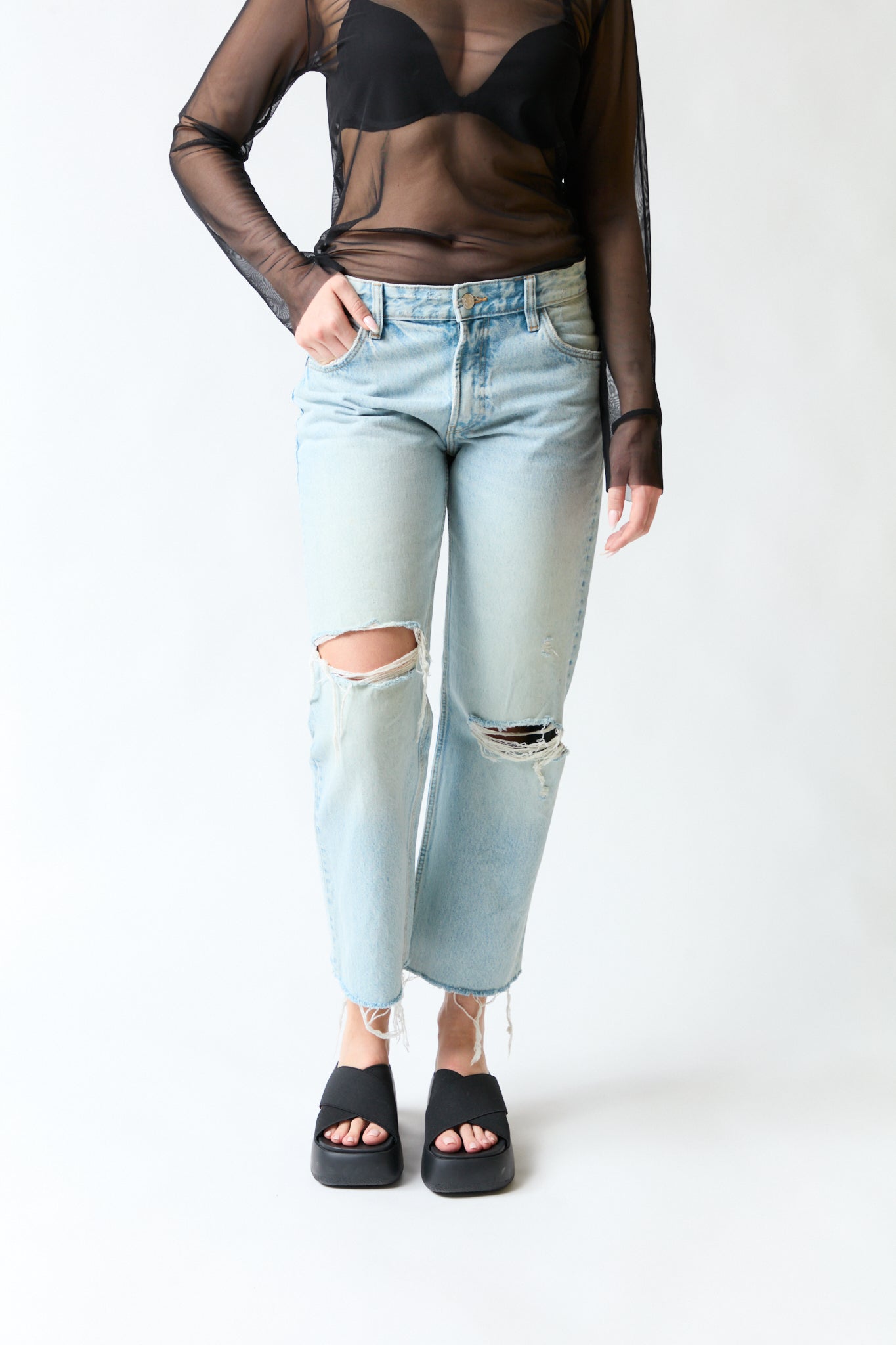 mujer vistiendo pantalón denim azul Zara, estilo urbano en estudio