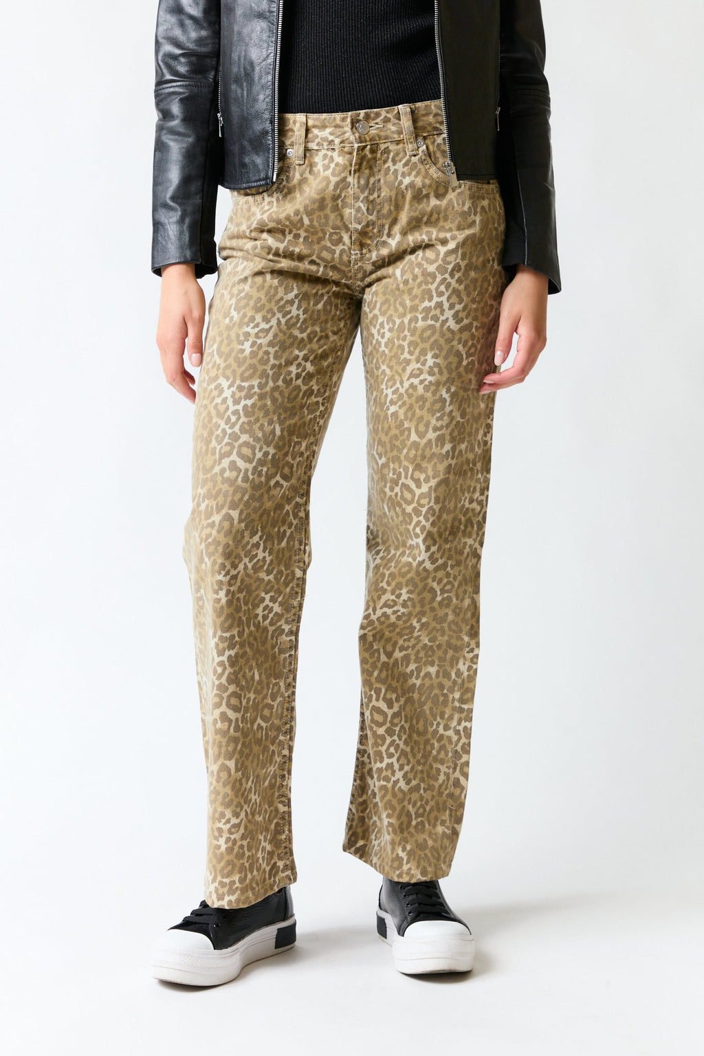 mujer vistiendo pantalón Zara, estilo urbano en estudio