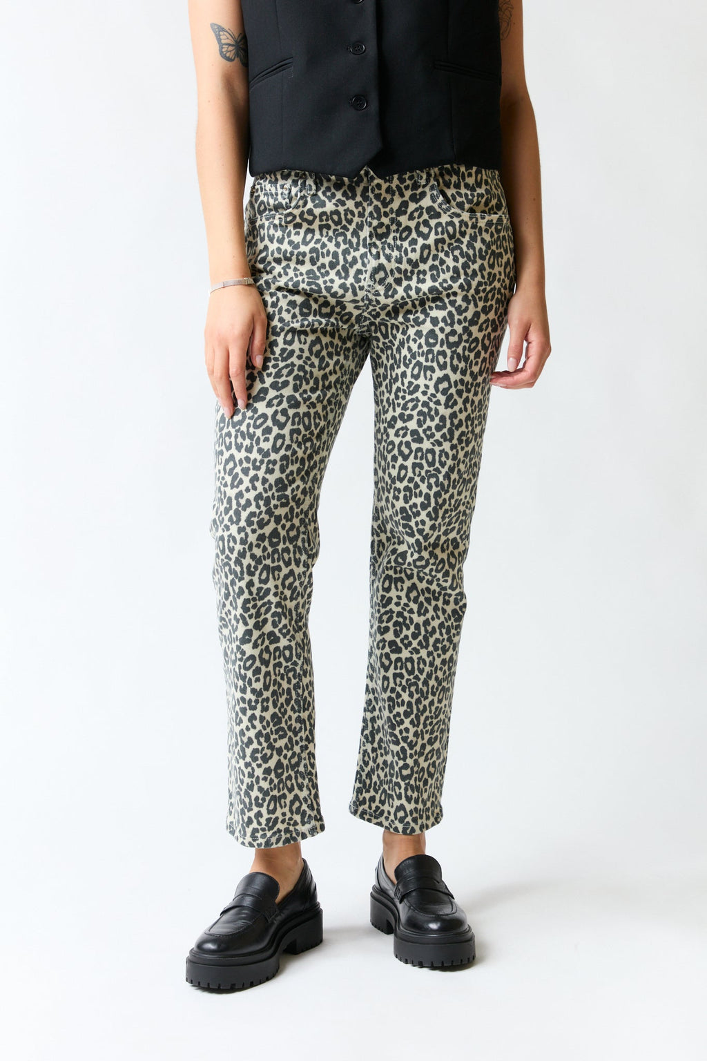 mujer vistiendo pantalón negro blanco Zara, estilo urbano en estudio