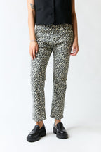 mujer vistiendo pantalón negro blanco Zara, estilo urbano en estudio