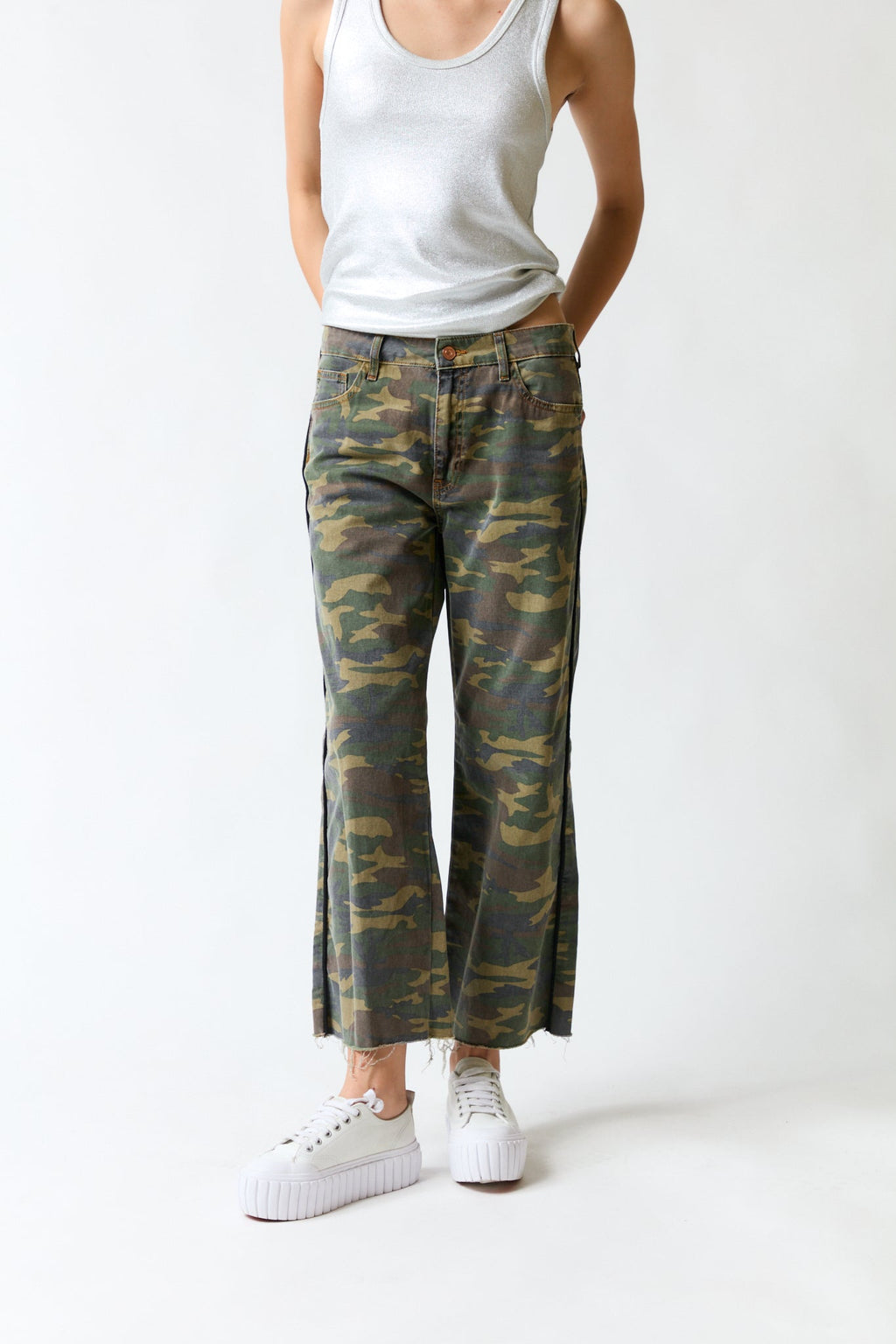 mujer vistiendo pantalón denim Zara, estilo urbano en estudio