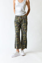 mujer vistiendo pantalón denim Zara, estilo urbano en estudio