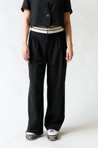 mujer vistiendo pantalón negro Stradivarius, estilo urbano en estudio