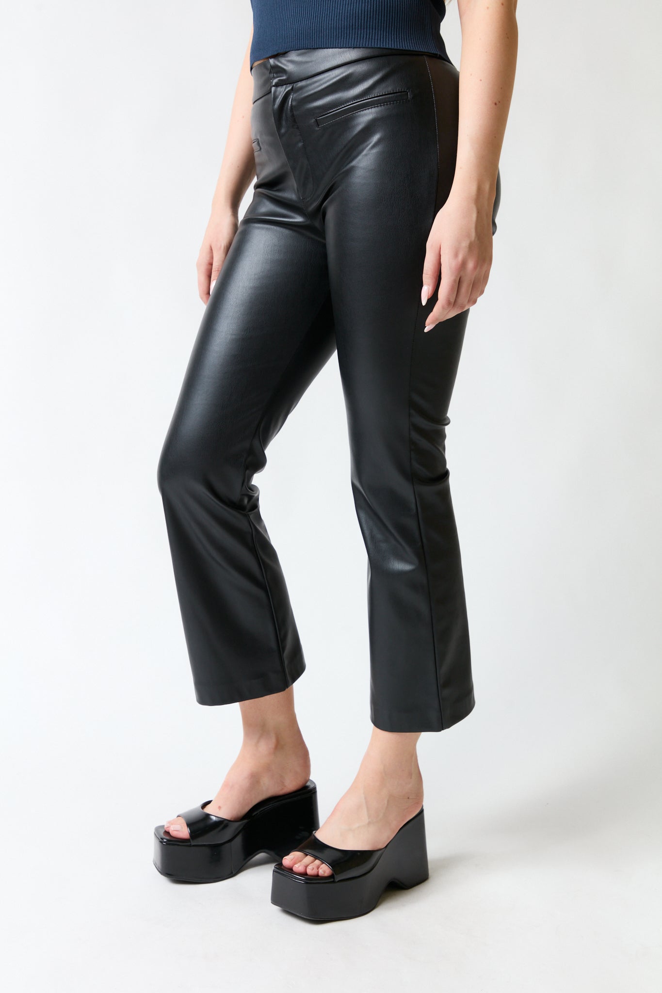 Pantalón negro estilo cuero | Zara