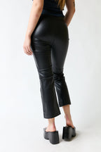 Pantalón negro estilo cuero | Zara