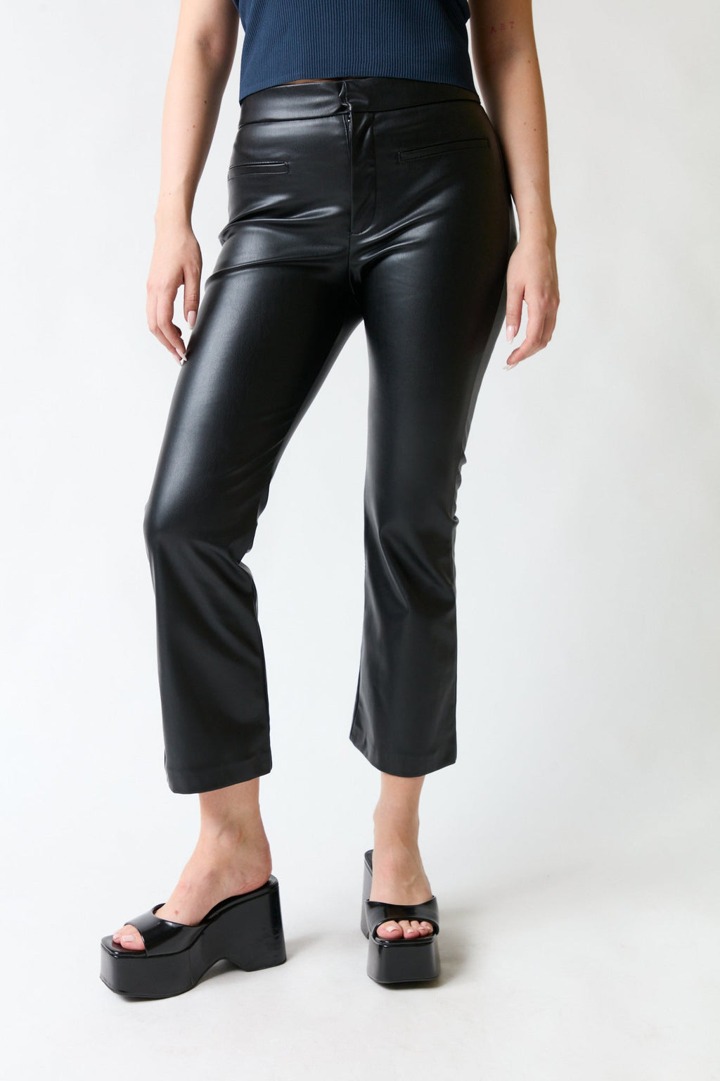 mujer vistiendo pantalón negro Zara, estilo urbano en estudio