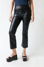 mujer vistiendo pantalón negro Zara, estilo urbano en estudio