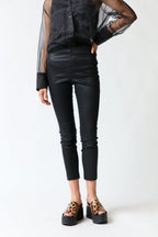 mujer vistiendo pantalón negro H&M, estilo urbano en estudio