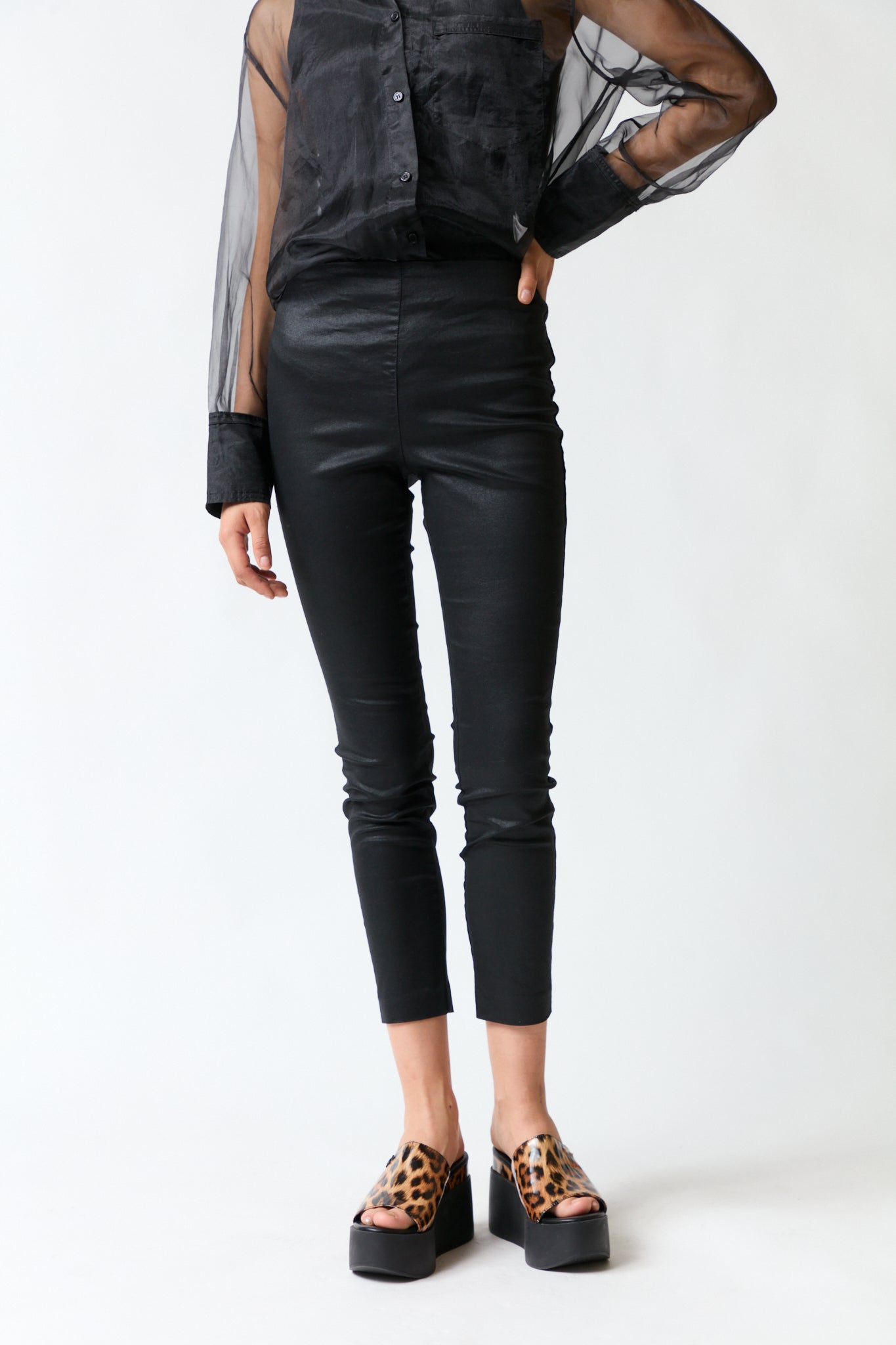 mujer vistiendo pantalón negro H&M, estilo urbano en estudio