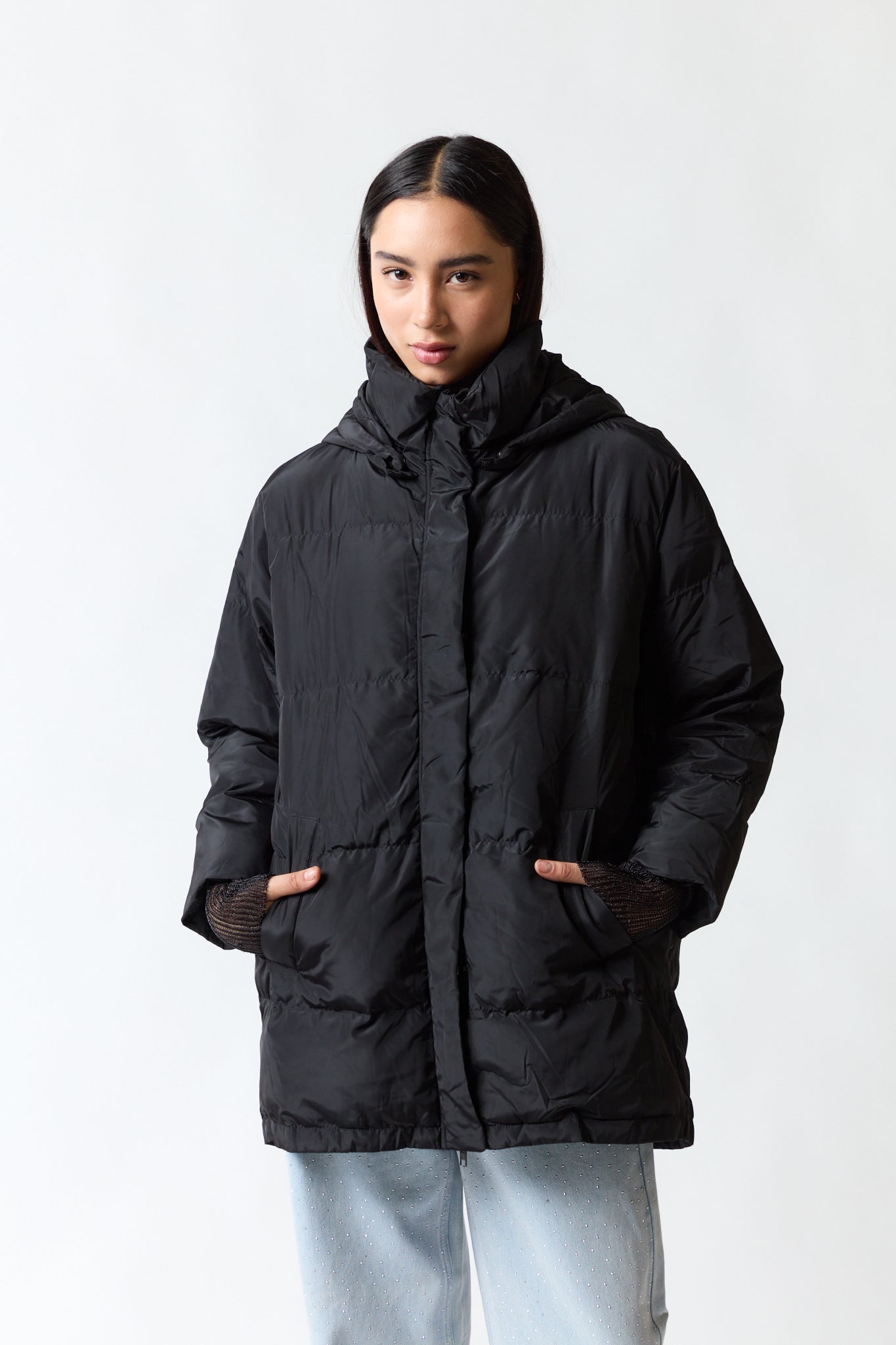 mujer vistiendo chaqueta negro Moussy, estilo urbano en estudio