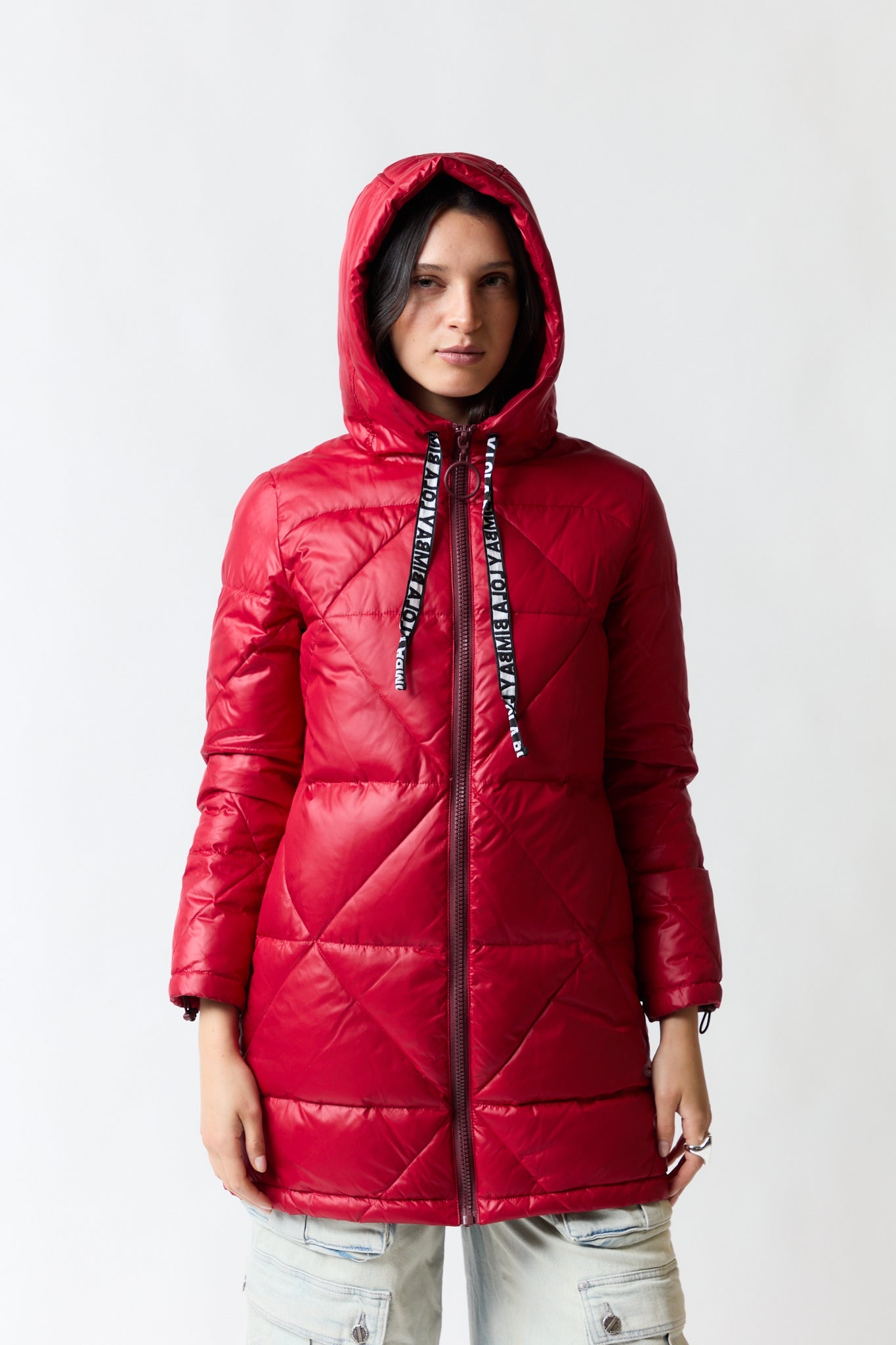 mujer vistiendo chaqueta rojo Bimba y Lola, estilo urbano en estudio