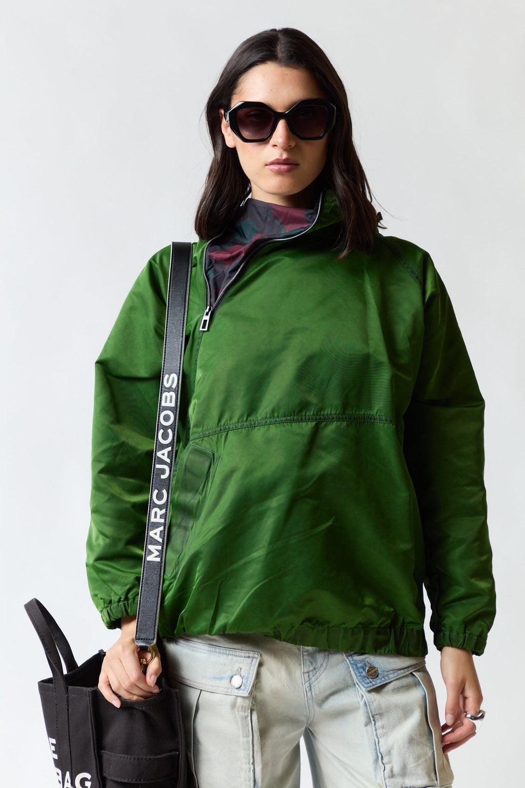 mujer vistiendo chaqueta verde Bimba y Lola, estilo urbano en estudio