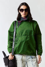 mujer vistiendo chaqueta verde Bimba y Lola, estilo urbano en estudio