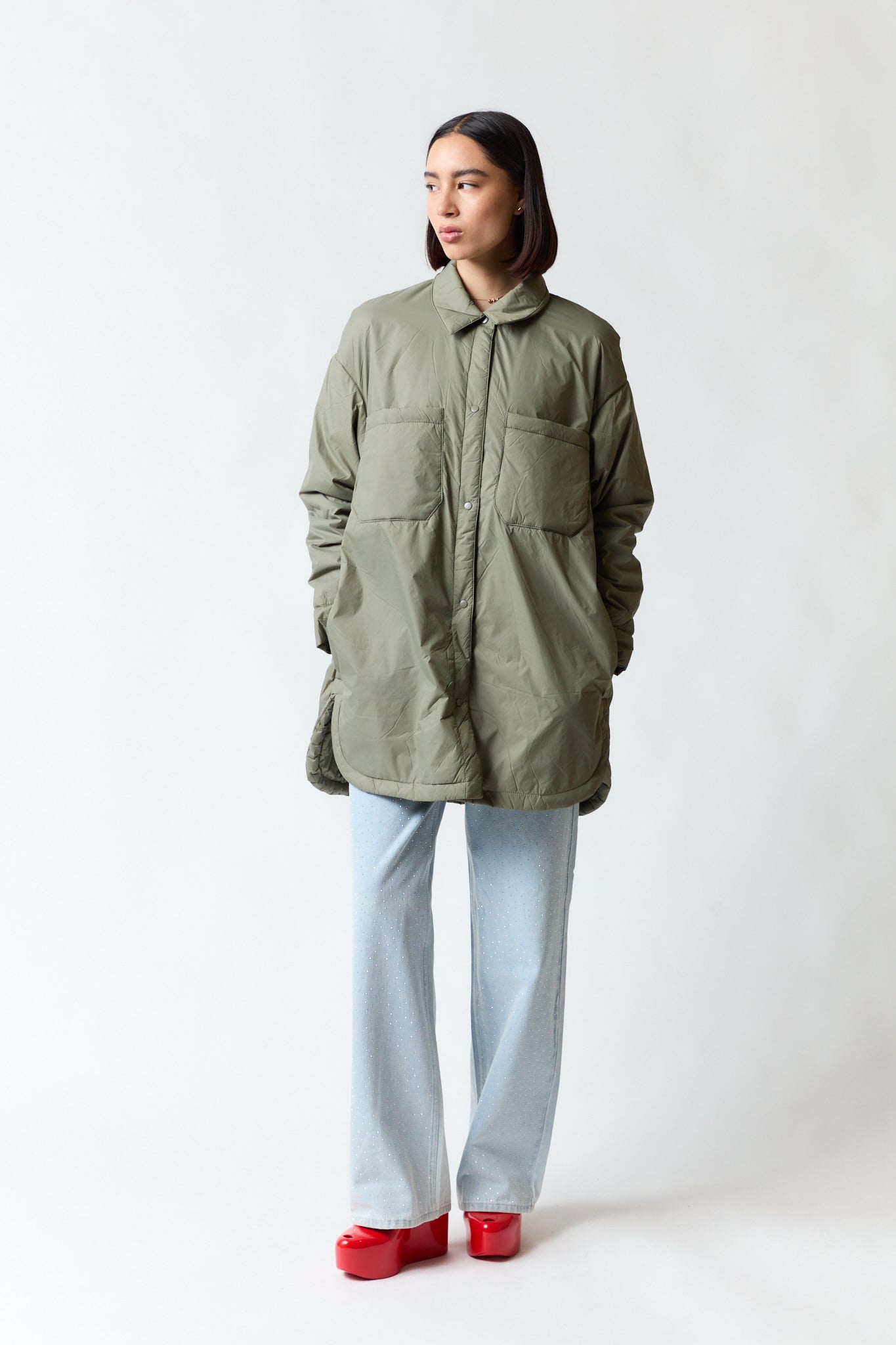 mujer vistiendo chaqueta verde Zara, estilo urbano en estudio