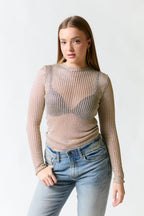 mujer vistiendo polera dorado Zara, estilo urbano en estudio