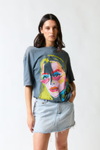 mujer vistiendo polera gris Zara, estilo urbano en estudio