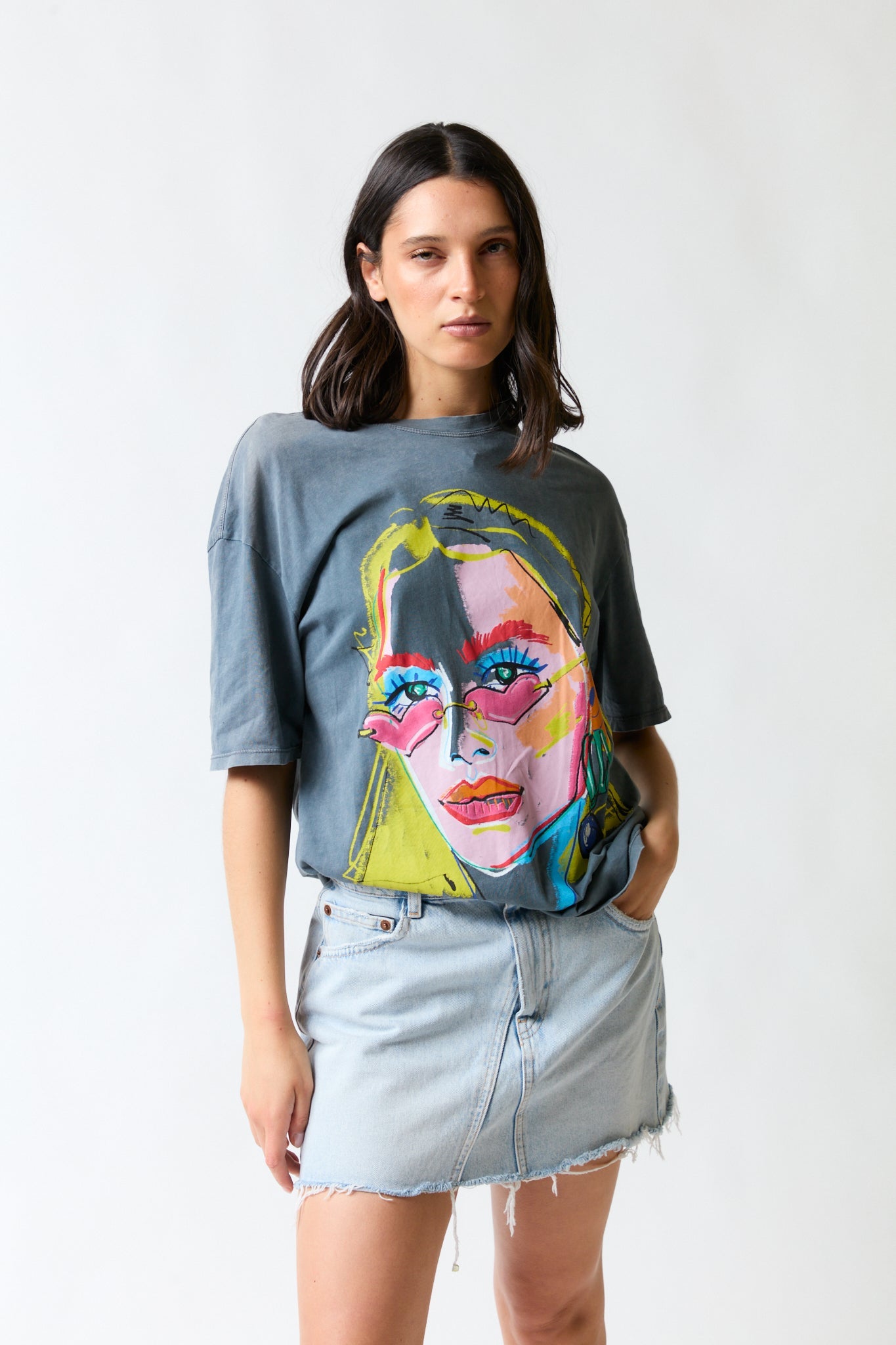 mujer vistiendo polera gris Zara, estilo urbano en estudio
