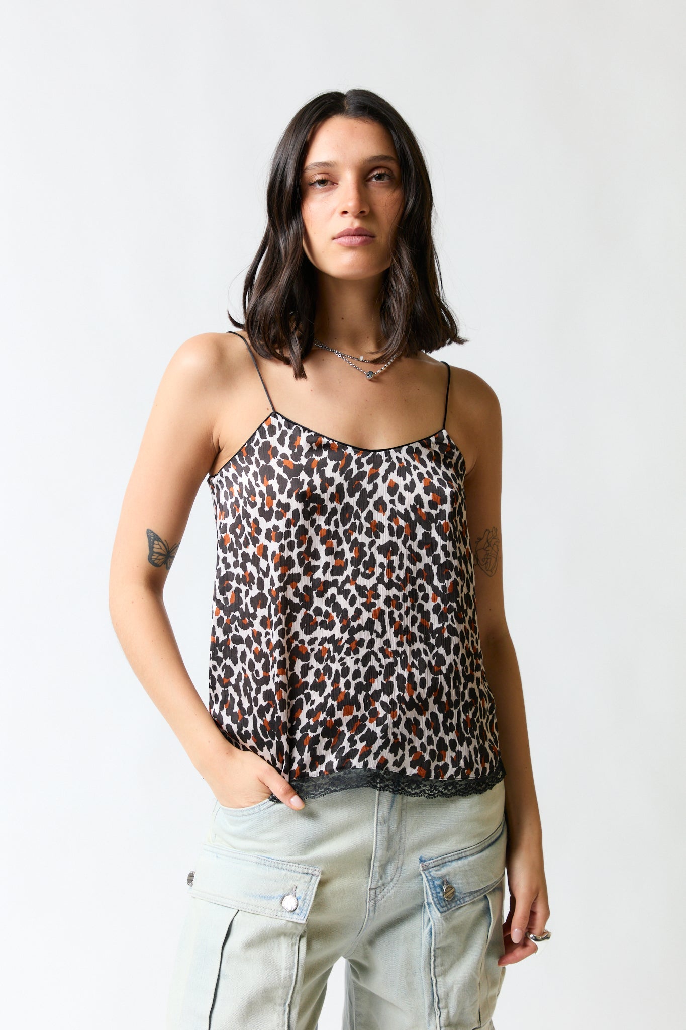 mujer vistiendo polera Mango, estilo urbano en estudio