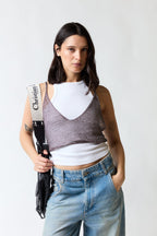 mujer vistiendo polera malla brillante café Zara, estilo urbano en estudio