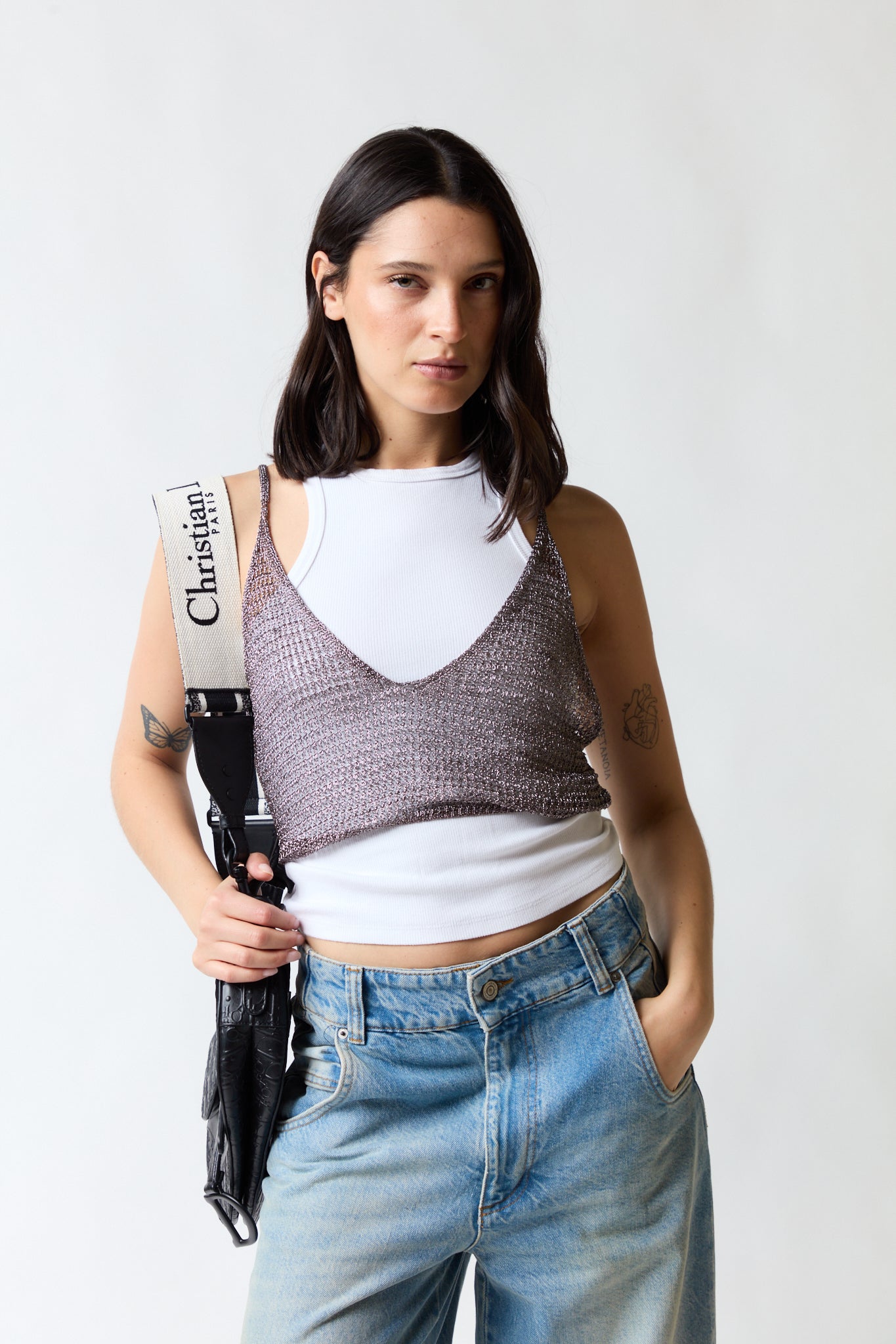 mujer vistiendo polera malla brillante café Zara, estilo urbano en estudio