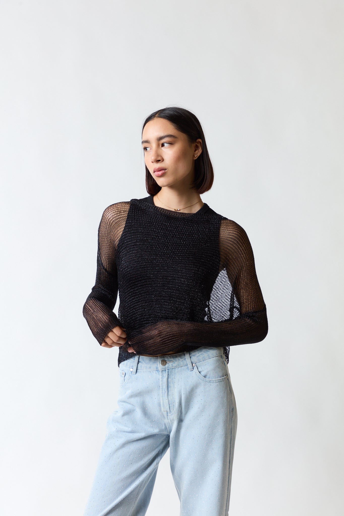 mujer vistiendo polera negro Umbrale, estilo urbano en estudio