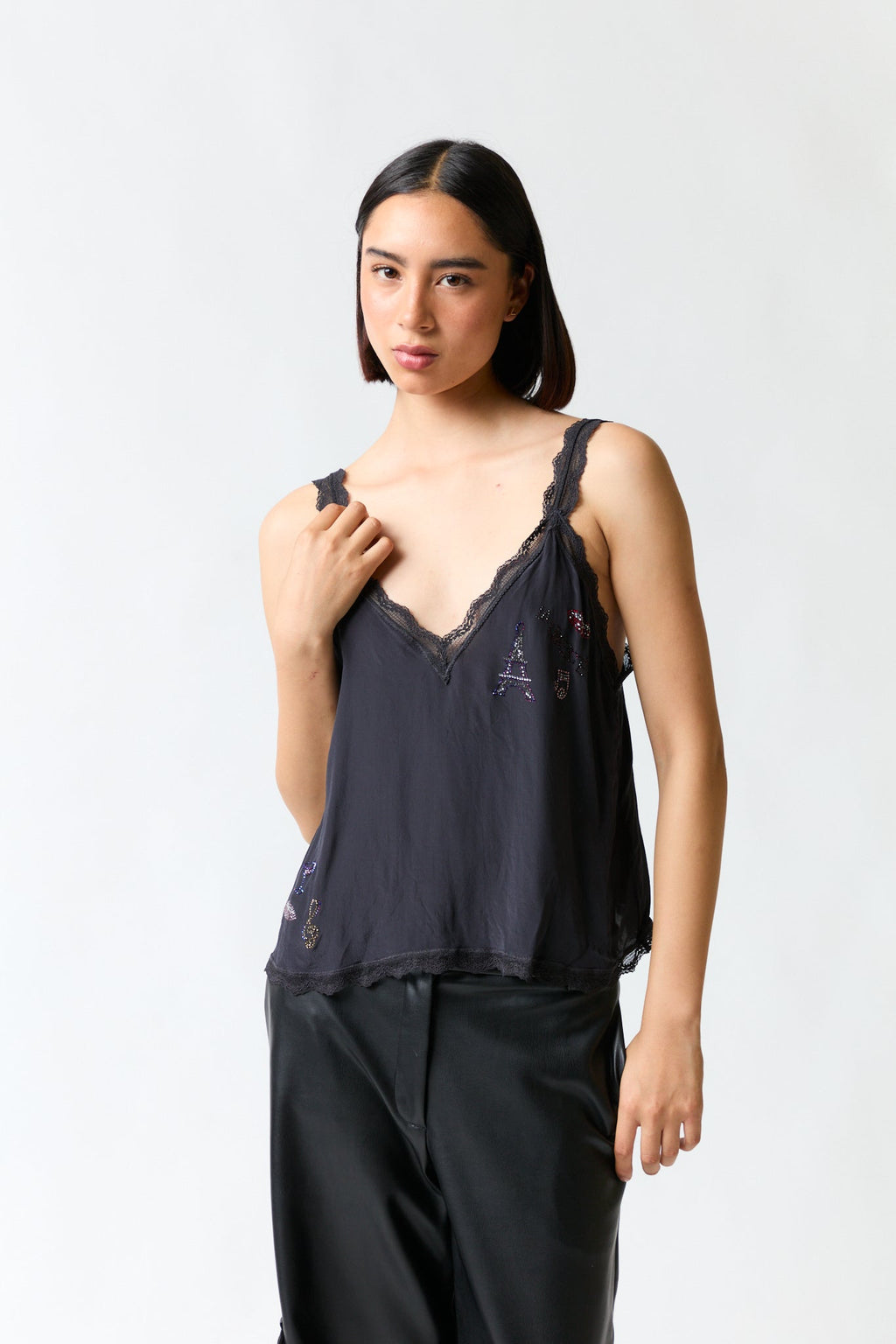 mujer vistiendo polera negro Rapsodia, estilo urbano en estudio