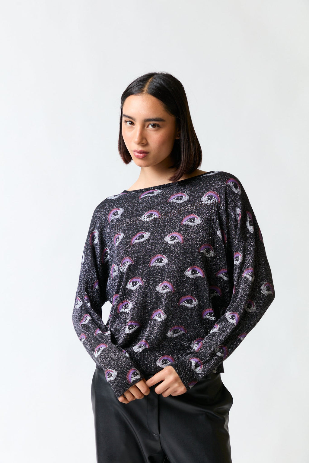 mujer vistiendo polera negro Bimba y Lola, estilo urbano en estudio