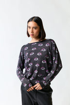 mujer vistiendo polera negro Bimba y Lola, estilo urbano en estudio