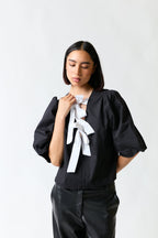 mujer vistiendo polera negro Divided, estilo urbano en estudio