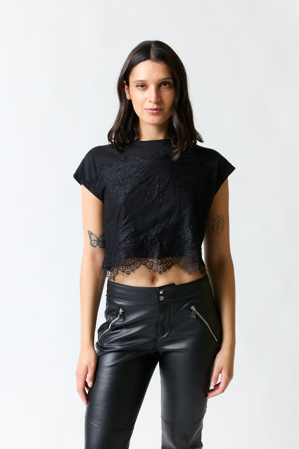 mujer vistiendo polera negro Liola, estilo urbano en estudio
