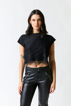 mujer vistiendo polera negro Liola, estilo urbano en estudio