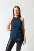 mujer vistiendo polera azul Zara, estilo urbano en estudio