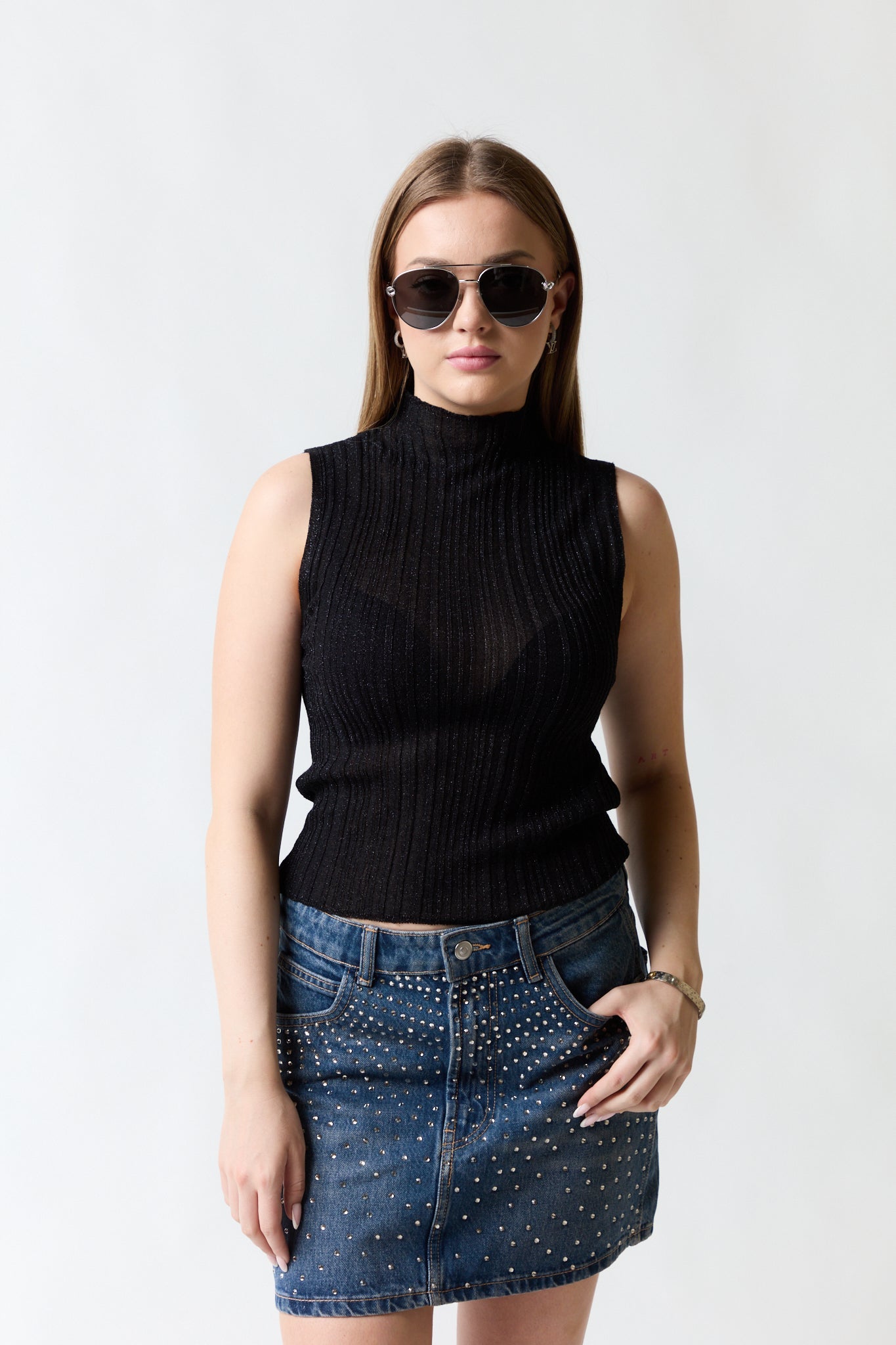 mujer vistiendo polera negro Zara, estilo urbano en estudio