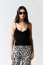 mujer vistiendo polera negro Mango, estilo urbano en estudio