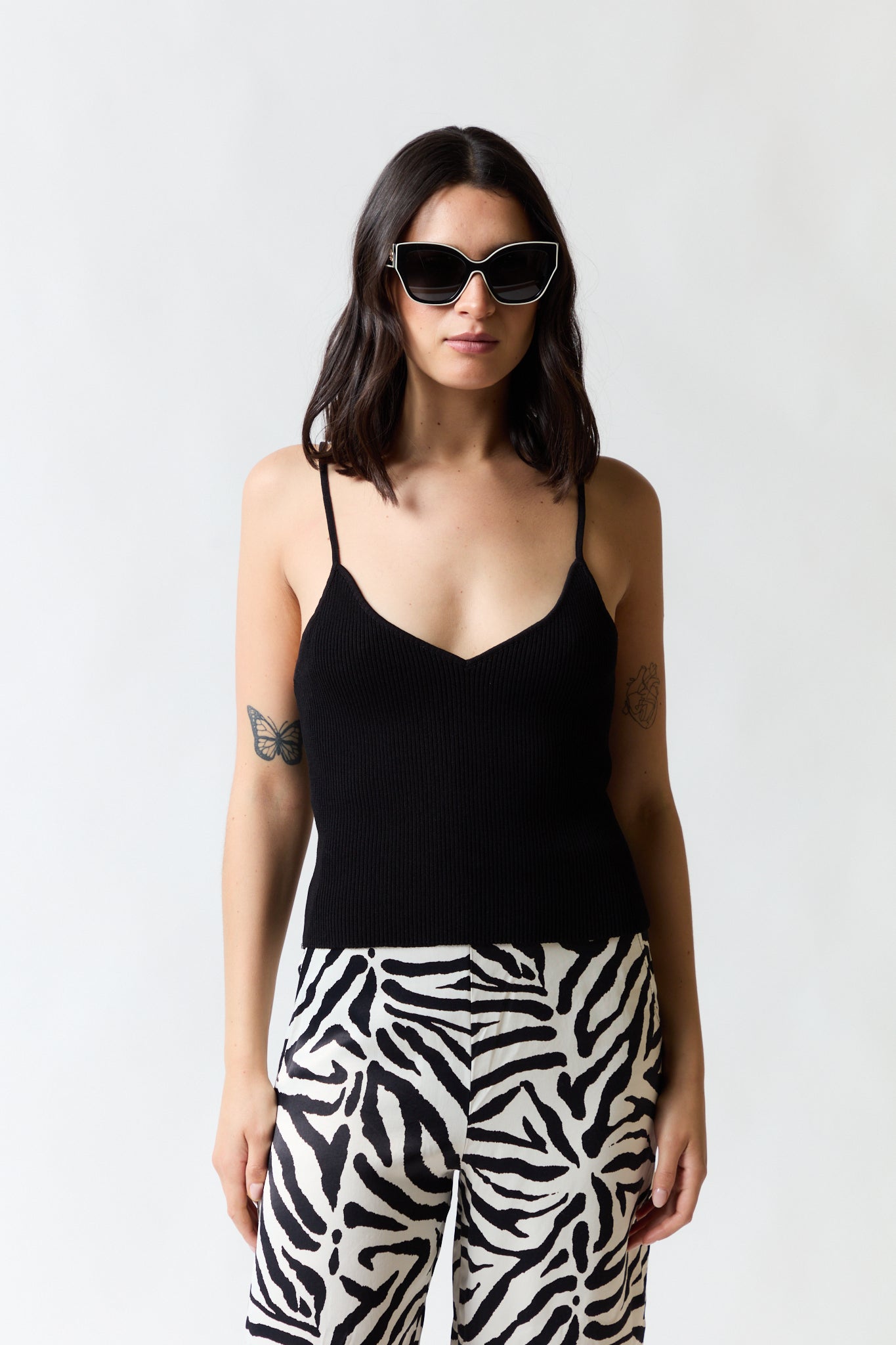 mujer vistiendo polera negro Mango, estilo urbano en estudio