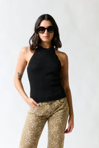 mujer vistiendo polera negro Zara, estilo urbano en estudio