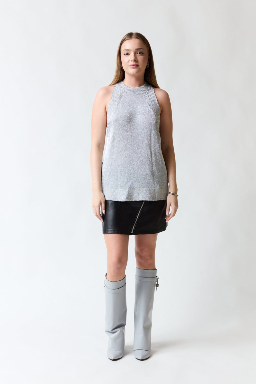 mujer vistiendo polera plateado Topshop, estilo urbano en estudio