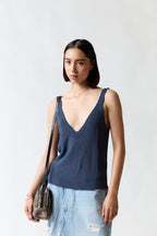 mujer vistiendo polera azul Zara, estilo urbano en estudio