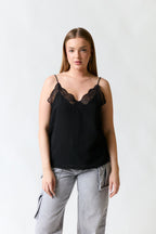 mujer vistiendo polera negro Zara, estilo urbano en estudio