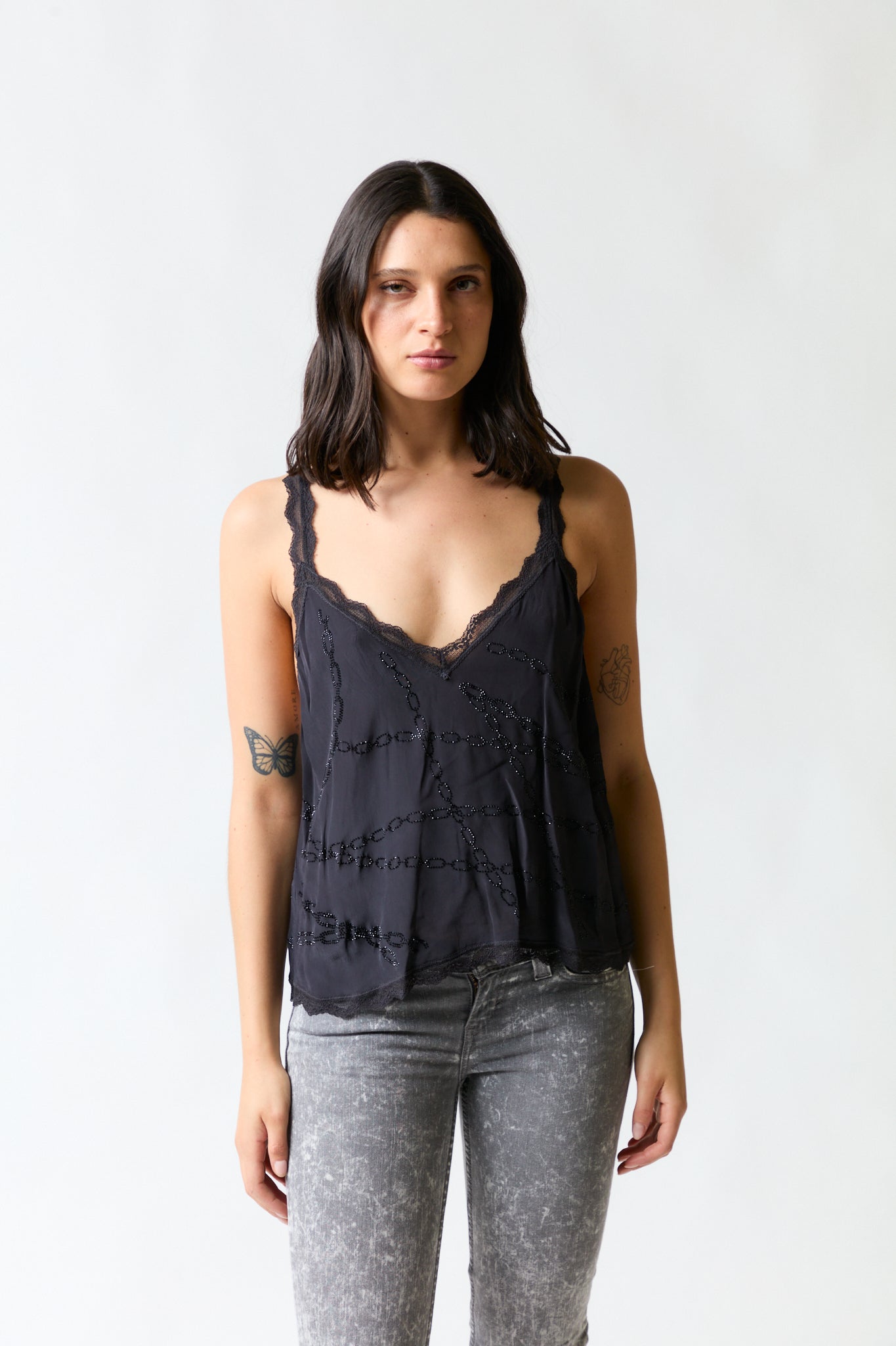 mujer vistiendo polera negro Rapsodia, estilo urbano en estudio