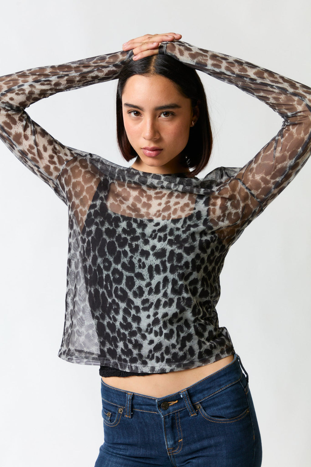 mujer vistiendo polera negro gris Mango, estilo urbano en estudio