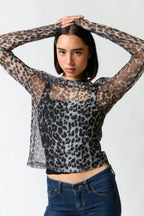 mujer vistiendo polera negro gris Mango, estilo urbano en estudio