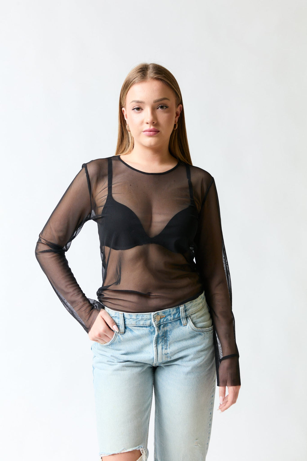 mujer vistiendo polera negro Zara, estilo urbano en estudio