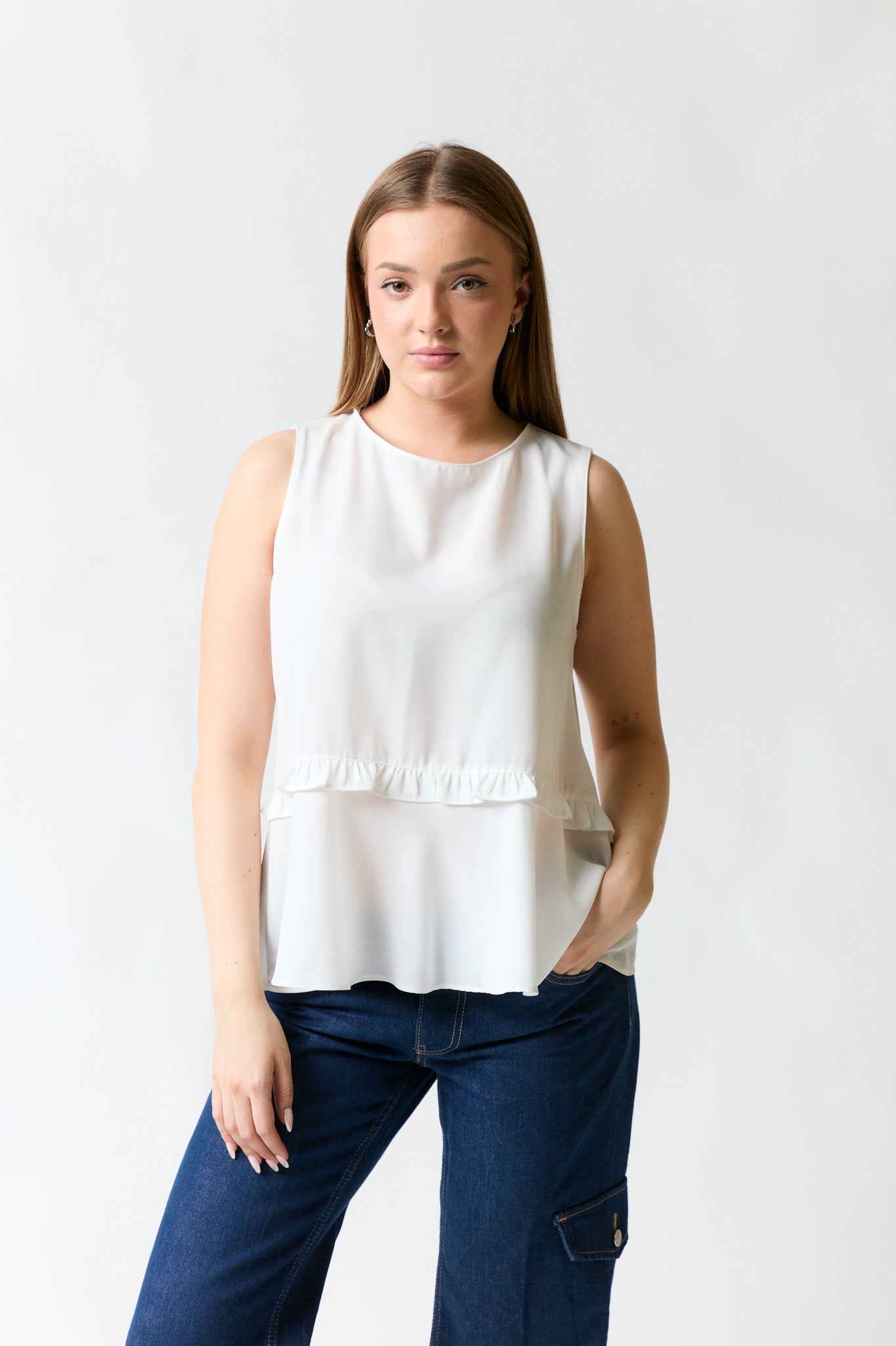 mujer vistiendo polera blanco Zara, estilo urbano en estudio