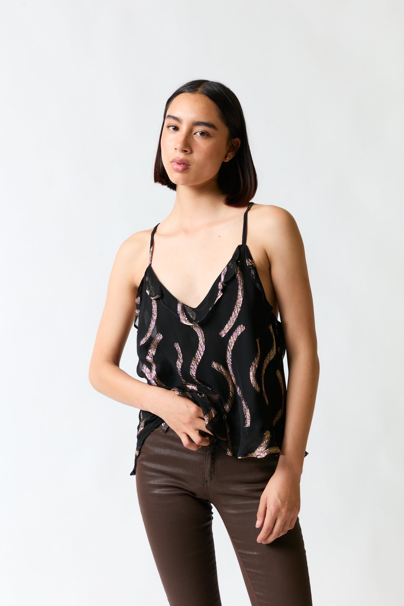 mujer vistiendo polera negro Rapsodia, estilo urbano en estudio