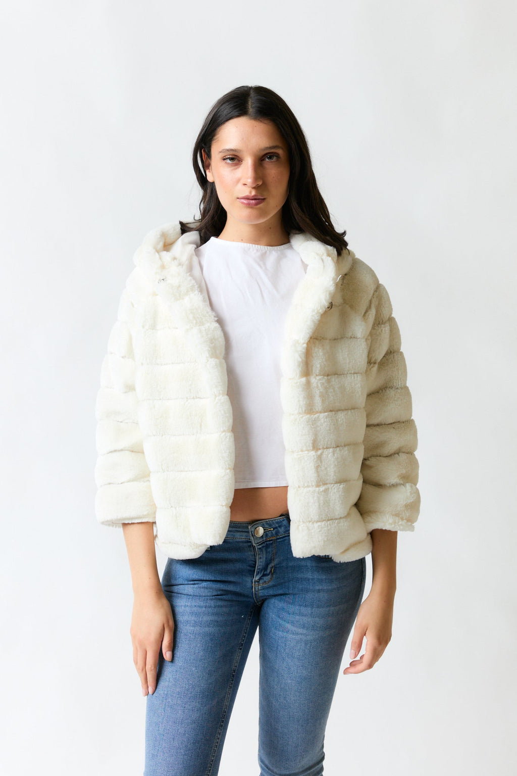 mujer vistiendo chaqueta blanco Lineatre, estilo urbano en estudio