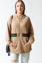 mujer vistiendo producto café Gucci, estilo urbano en estudio