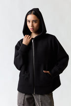 mujer vistiendo producto negro Zara, estilo urbano en estudio