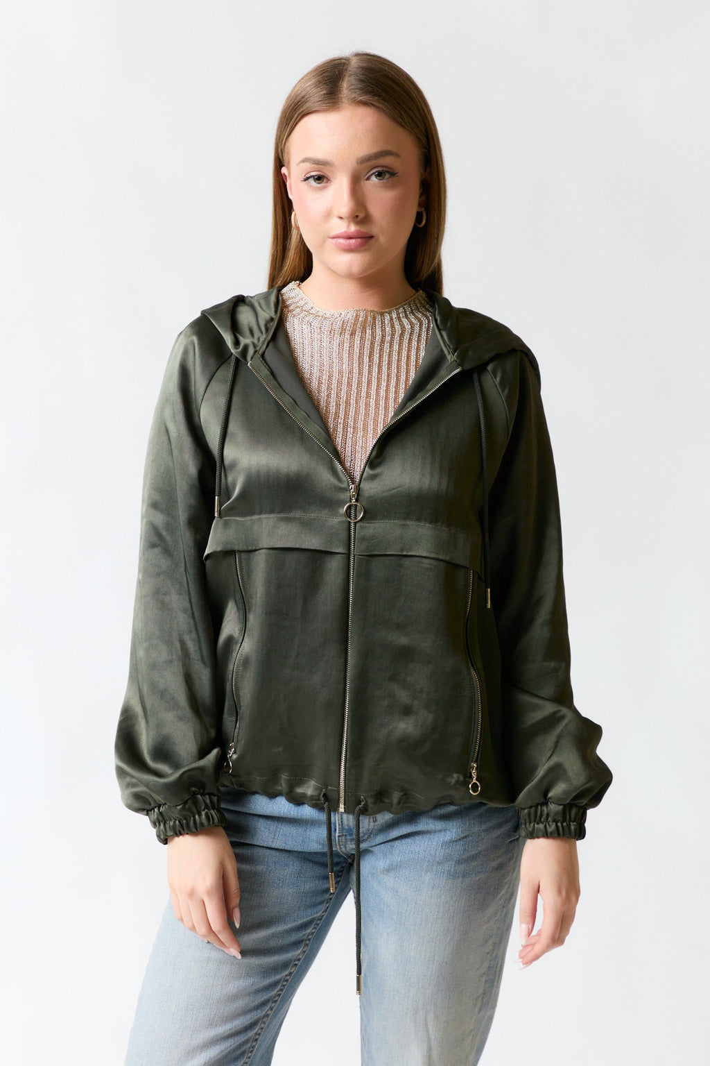 mujer vistiendo producto verde Zara, estilo urbano en estudio