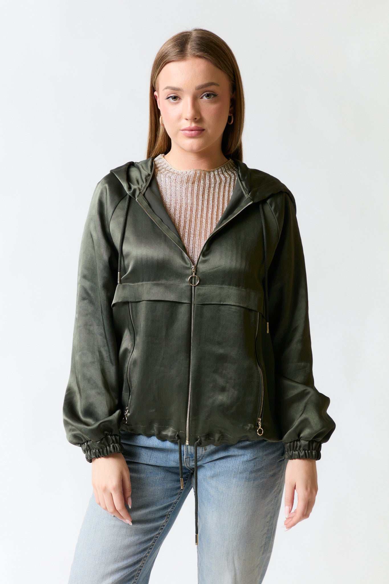 mujer vistiendo producto verde Zara, estilo urbano en estudio